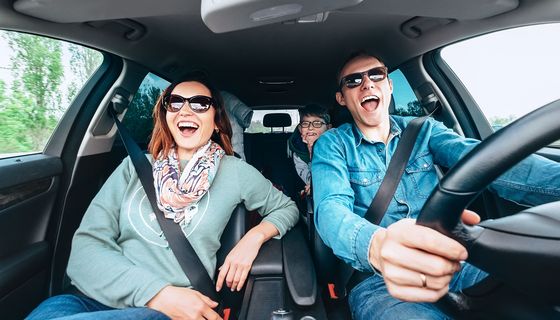 Familie singt zusammen im Auto.