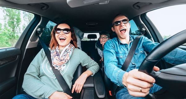 Familie singt zusammen im Auto.