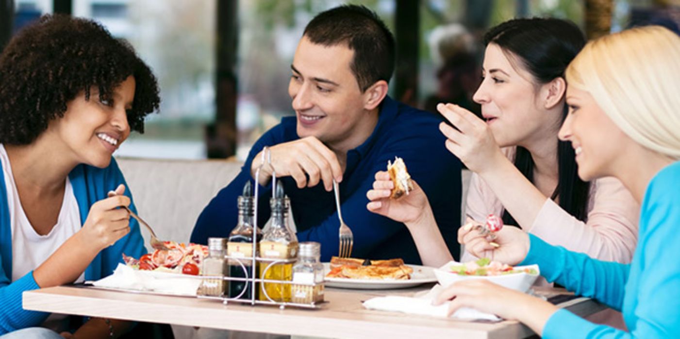 Männer langen beim Buffet kräftig zu, wenn Frauen anwesend sind.