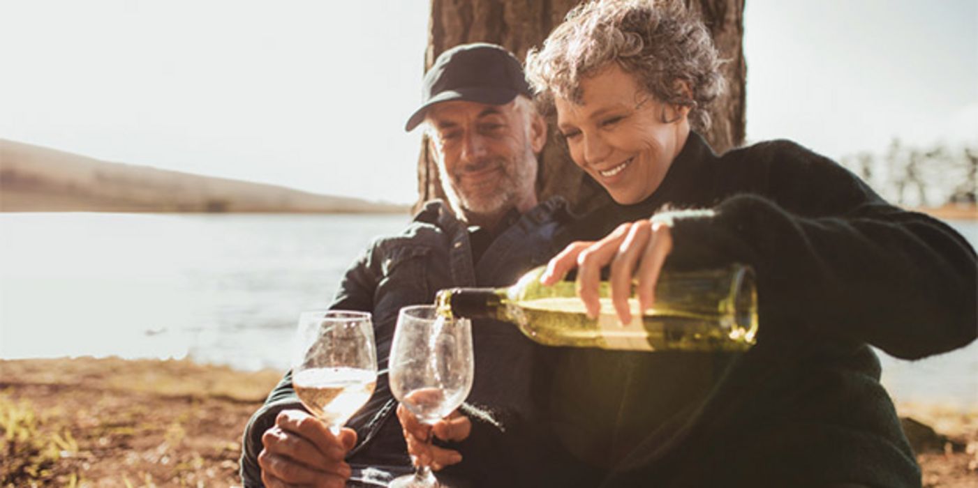 Ältere Menschen trinken häufiger Alkohol als jüngere.