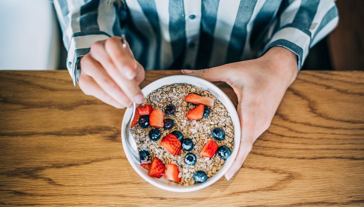 Eine Schüssel mit Müsli und Obst.