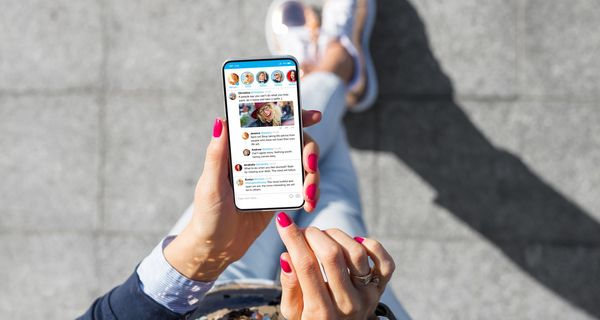 Smartphone mit geöffneter social Media App
