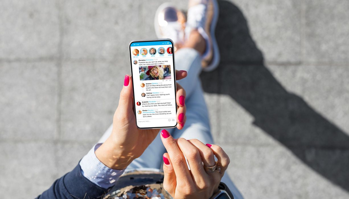 Smartphone mit geöffneter social Media App