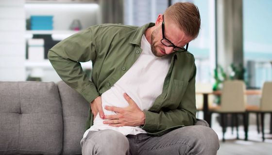 Mann hält sich die Seite.