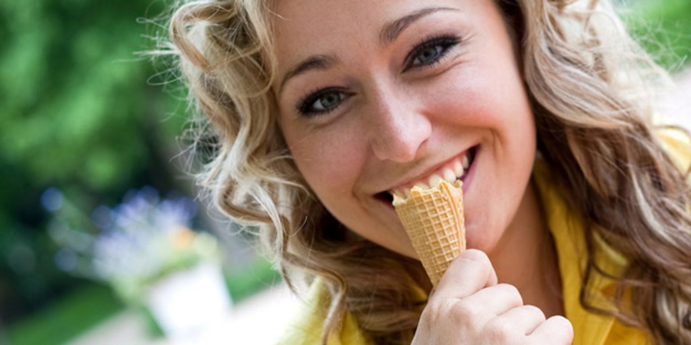 Frau mit Eiswaffel