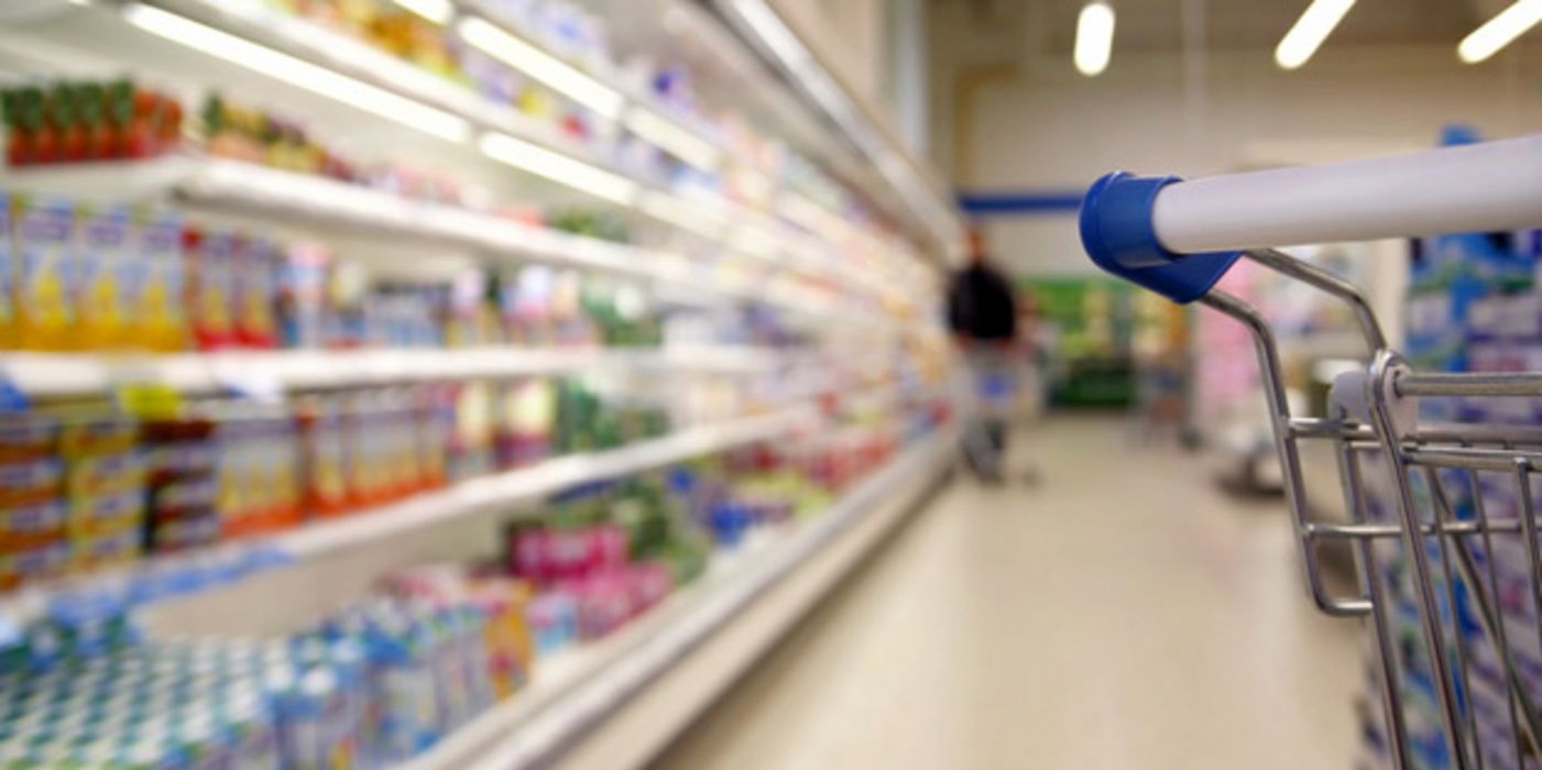 Einkaufswagen im Supermarkt