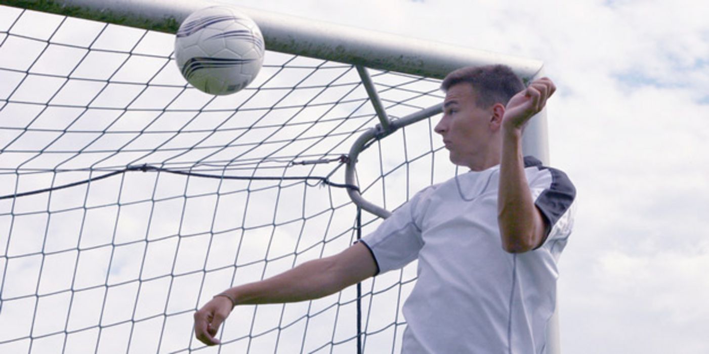 Fußballer beim Kopfball am Tor