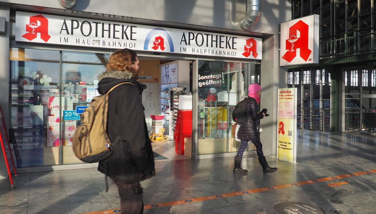 Apotheke in einem Bahnhof.