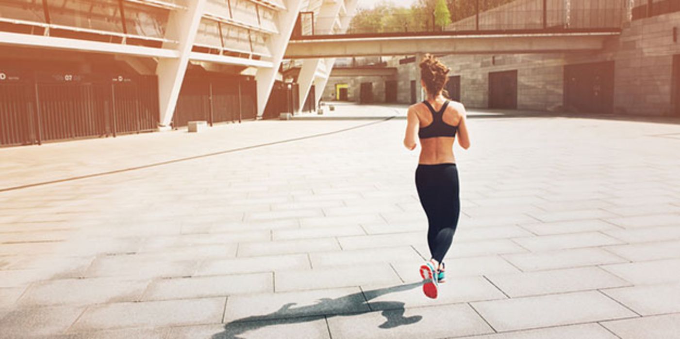 Gegen Hitzschlag oder Sonnenstich beim Sport helfen einfache Maßnahmen.