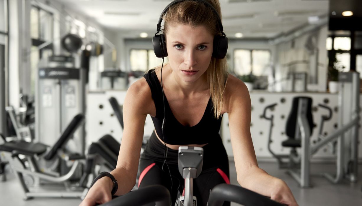 Frau auf einem Trainingsgerät.