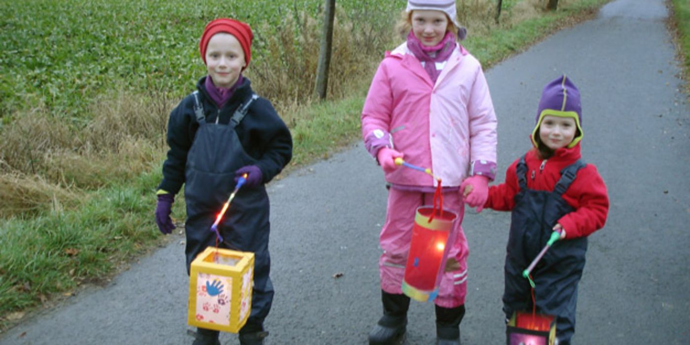 Kinder mit Laternen