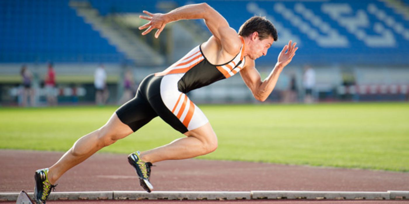 Sprinter startet einen Lauf in einem Stadion