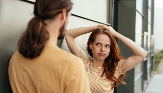 Junge Frau ist von ihrem Freund genervt.