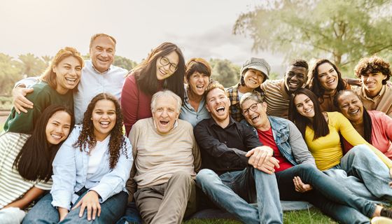 Glückliche Großfamilie im Freien