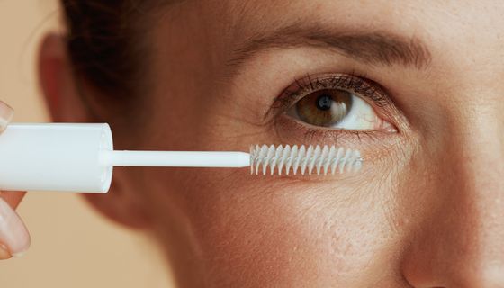 Frau, nutzt Wimpernserum.