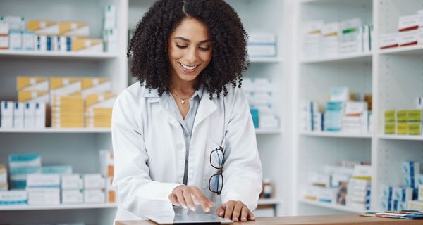 Apothekerin, nutzt ein Tablet.