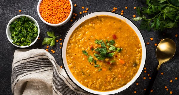 Linsensuppe in einem Teller.