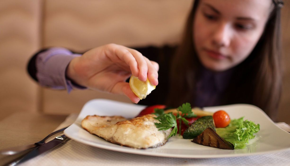  Vitamin B3 steckt vor allem in tierischen Lebensmitteln wie Fisch, Fleisch und Innereien. 