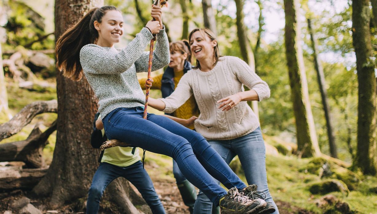 Sportlich aktive Frauen in der Natur.