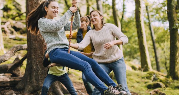 Sportlich aktive Frauen in der Natur.