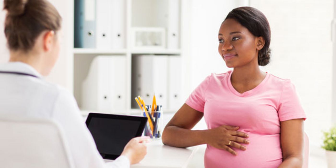 Arbeitet die Schilddrüse nicht richtig, kann das negative Folgen für das Baby haben.