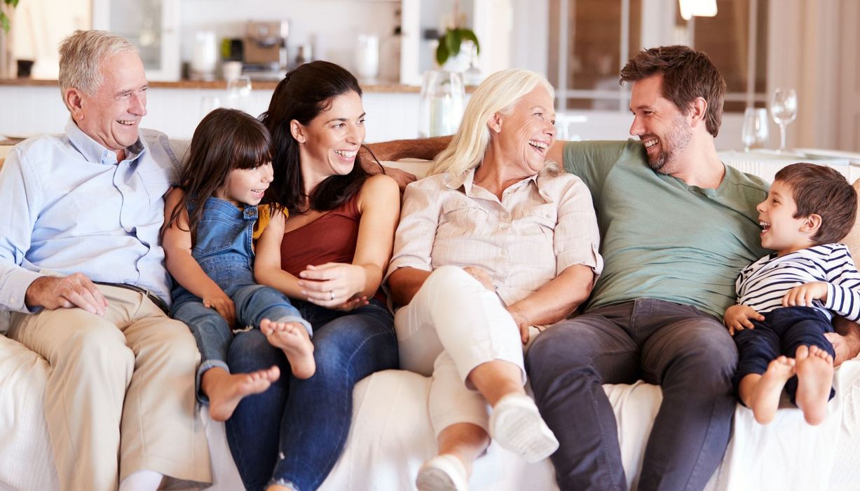 Großfamilie zusammen auf einem Sofa.