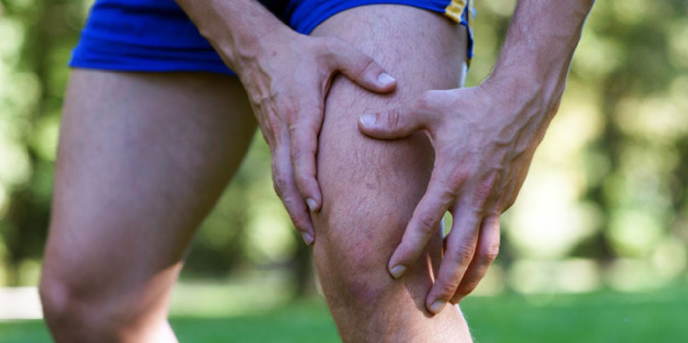 Sportler greift sich ans Knie