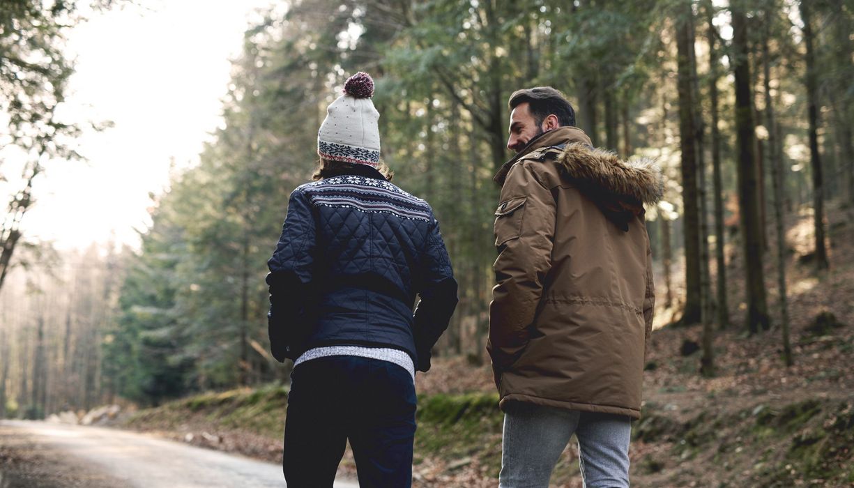 Mann und Frau, gehen gemeinsam Spazieren.