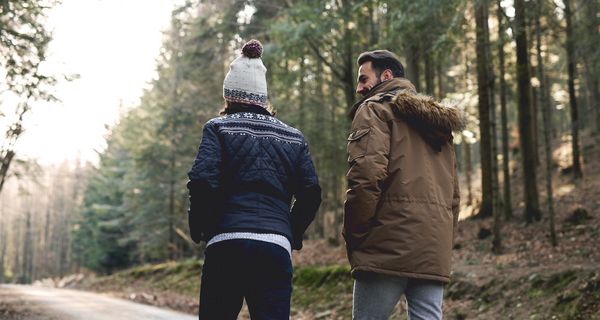 Mann und Frau, gehen gemeinsam Spazieren.