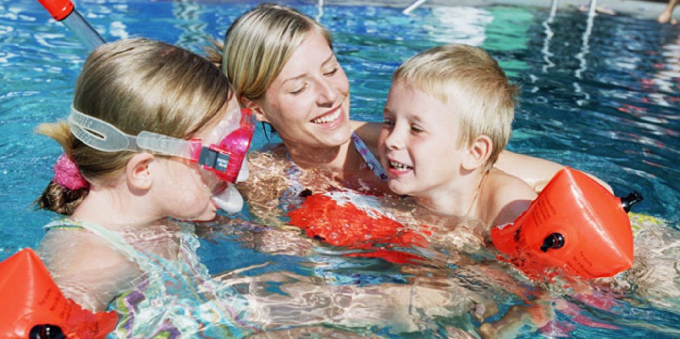 Mutter mit ihren zwei Kindern im Freibad