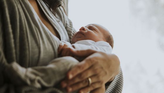 Mutter, hält ihr Baby auf dem Arm.