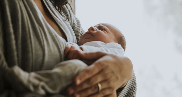 Mutter, hält ihr Baby auf dem Arm.