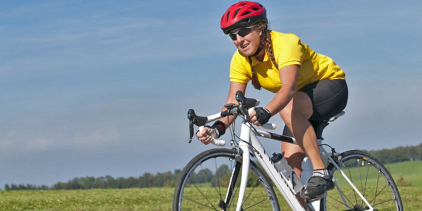 Frau auf einem Rennrad