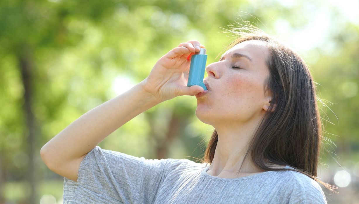 Junge Frau, nutzt Asthmasprays.