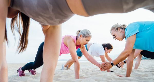 Ältere Erwachsene, machen Sport am Strand.