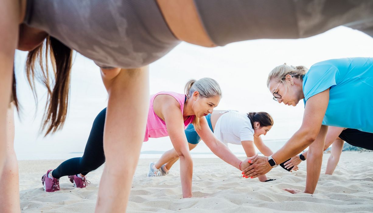 Ältere Erwachsene, machen Sport am Strand.