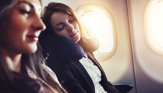 Zwei junge Frauen, schlafen im Flugzeug.