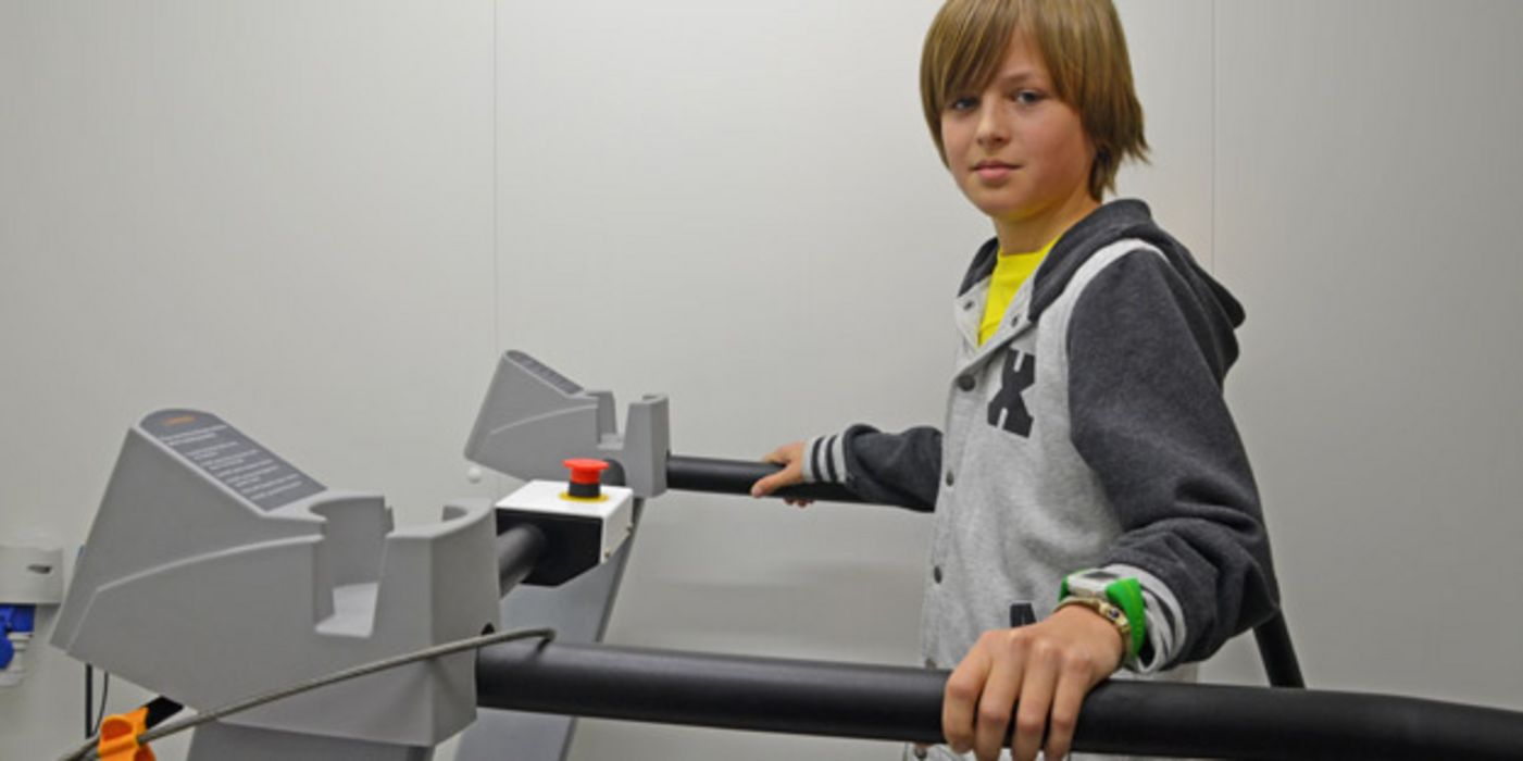 Junge (Felix) beim Asthma-Belastungstest in Kältekammer