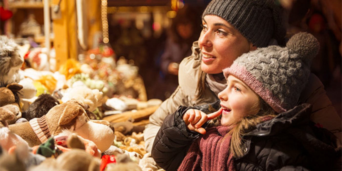 Kerzenschein, Geschenke, Plätzchenduft: Alles trägt zur Weihnachtsstimmung bei.