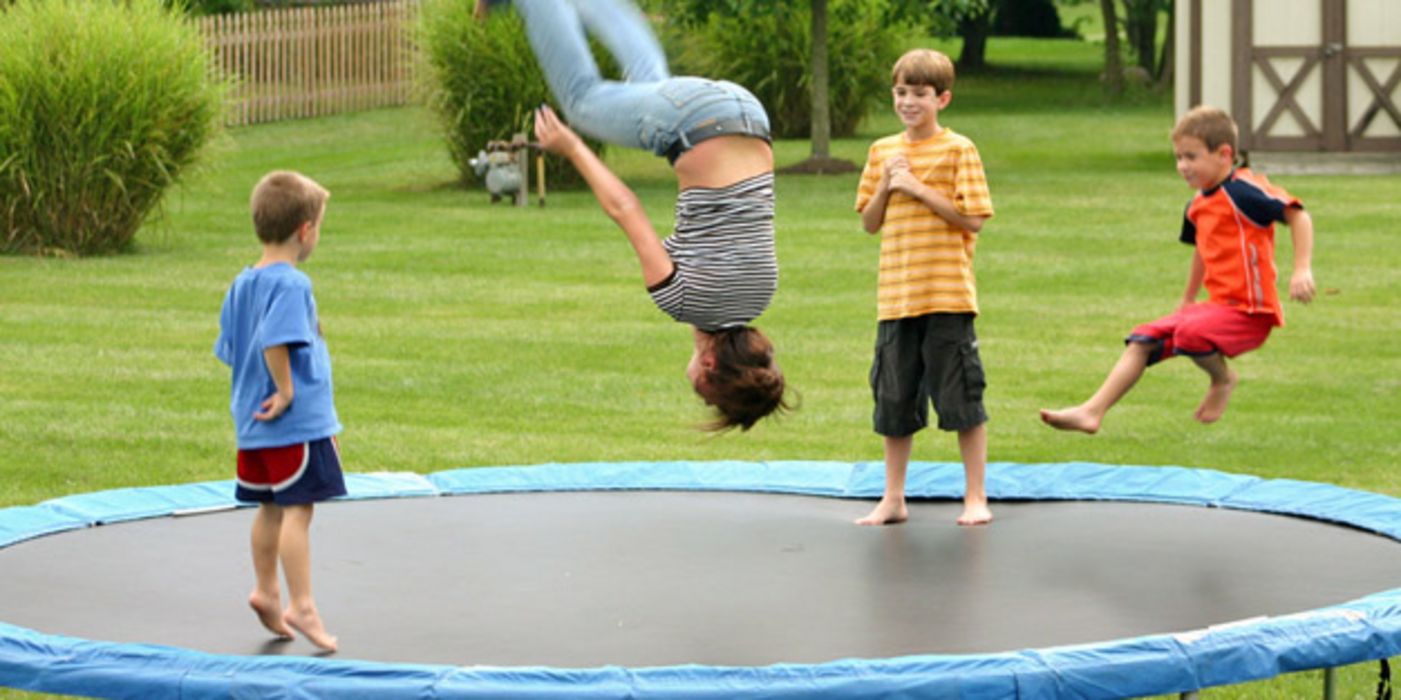 Kinder auf einem großen Trampolin im Freien