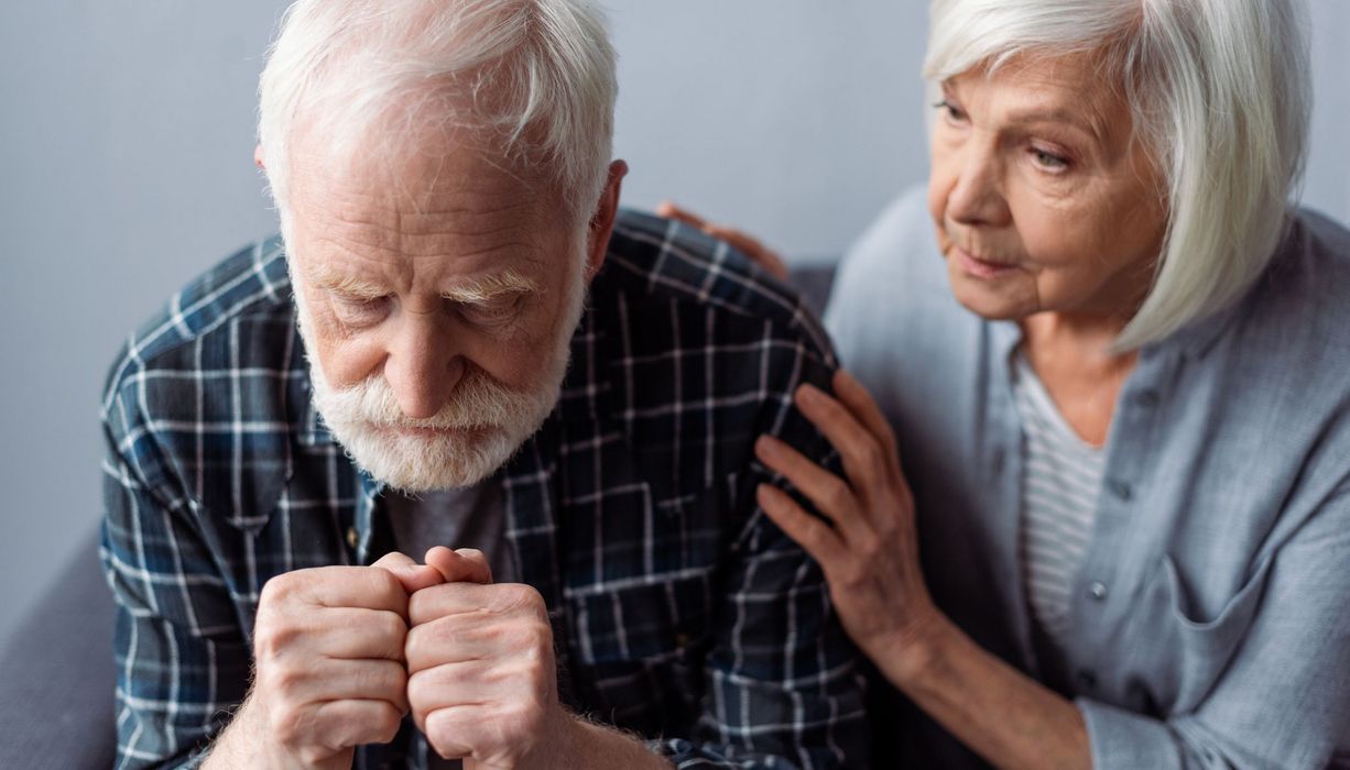 Senior ist deprimiert. Seine Frau versucht ihn zu trösten.