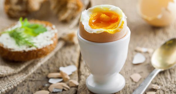 Frühstücksei im Eierbecher.