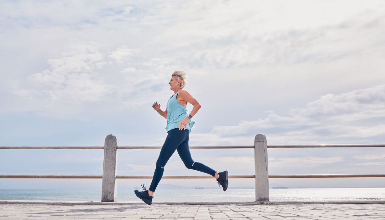 Ältere Frau beim Joggen.