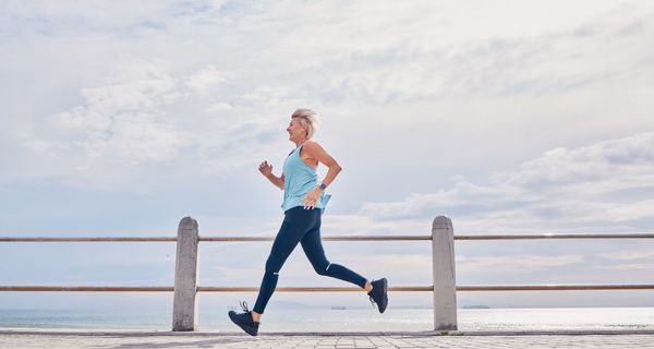 Ältere Frau beim Joggen.