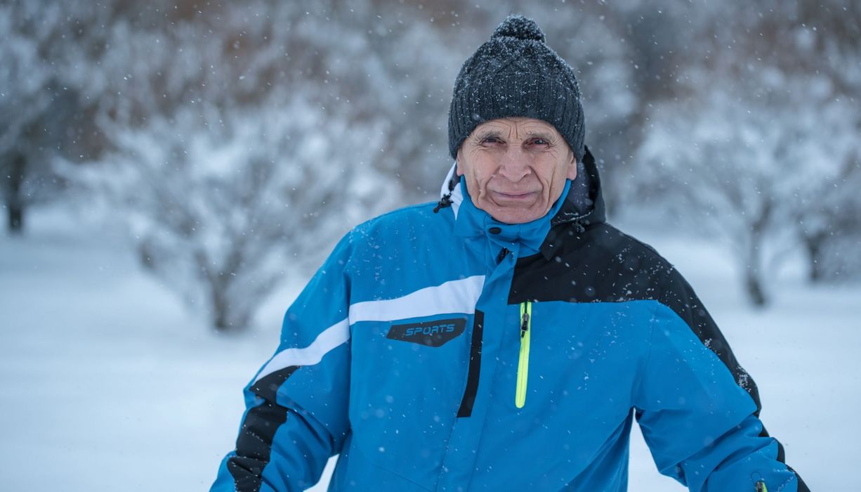 Senior, draußen im Schnee.