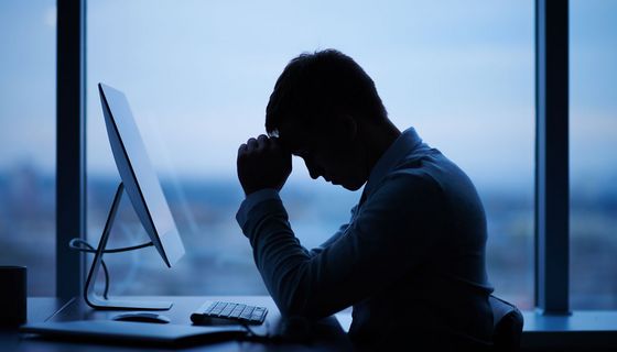 Schattenriss eines Mannes im Büro.