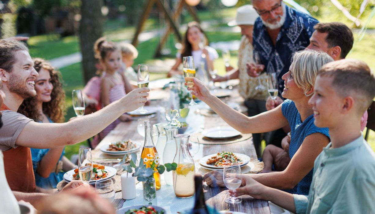 Familie, feiert ein Fest im Garten.