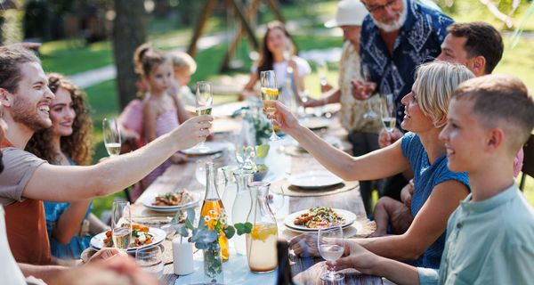 Familie, feiert ein Fest im Garten.