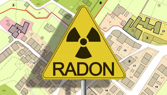 Ein Radon-Warnschild auf einer Karte mit Häusern.