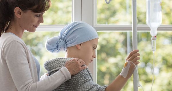 Mutter mit Kind, bei der Chemotherapie.